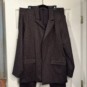 Vera Wang 2 pc leopard suit . stretch zip fly waist size xl worn once